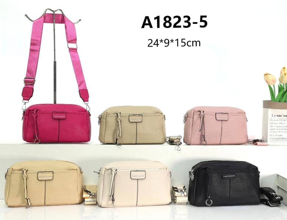 CARTERA TIPO CUERO 2 CIERRES DELANTEROS 1 TRASERO CON CORREA GRUESA 24X15CM CLASSIC & MODERN